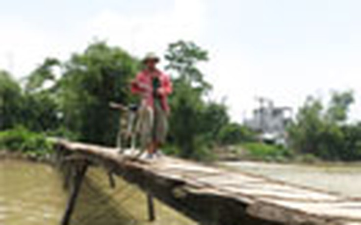 Chênh vênh một cây cầu sông Nhuệ